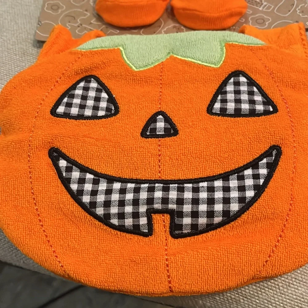 Baby Boys and Baby Girls Halloween Bib and Socks Set/NWT